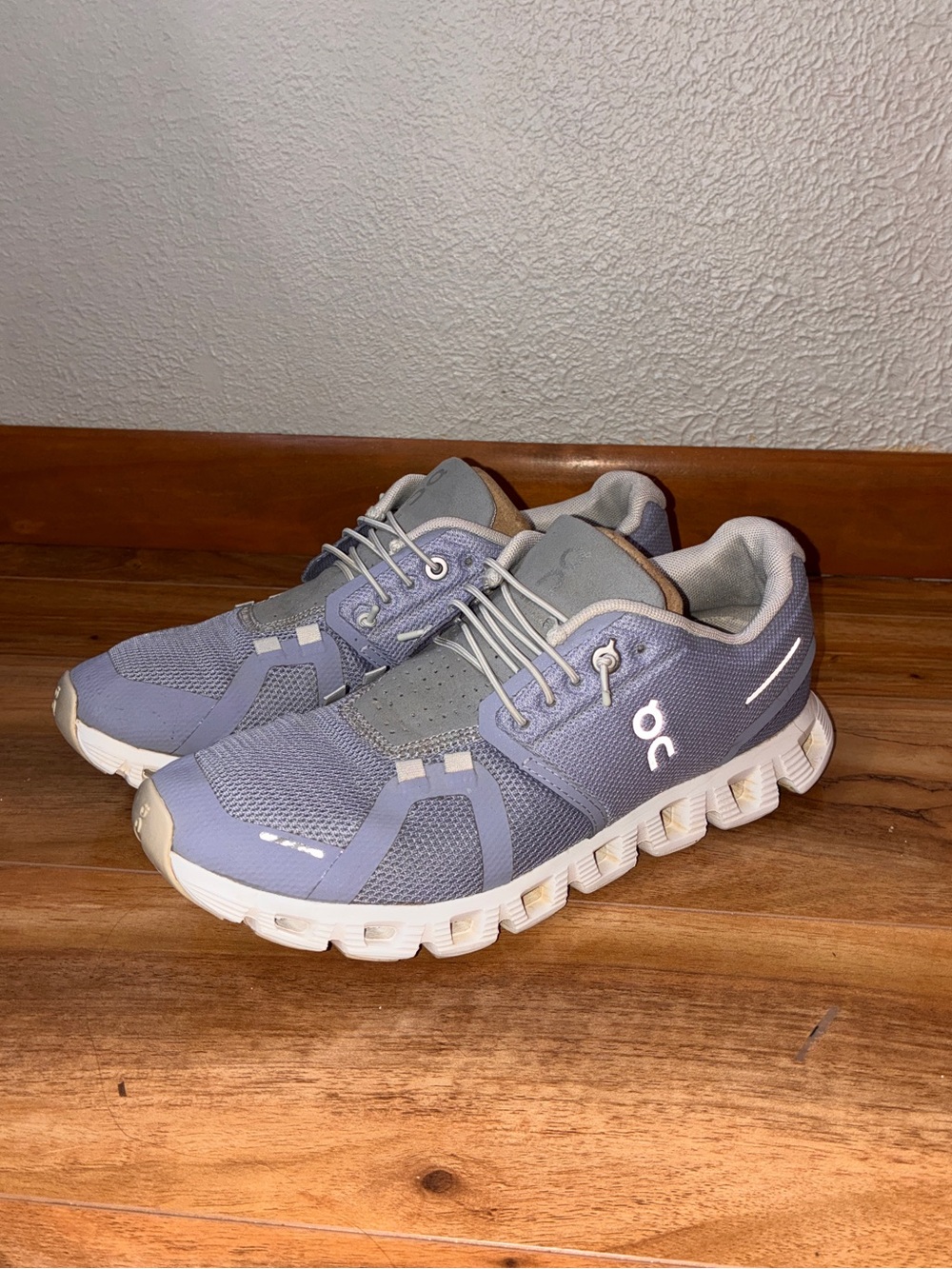 On Cloud 5 Women’s Athletic Running Sneaker Shoes, periwinkle purple- size 8